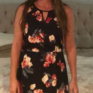 Blue floral sleeveless dress. Triangle key-hole.